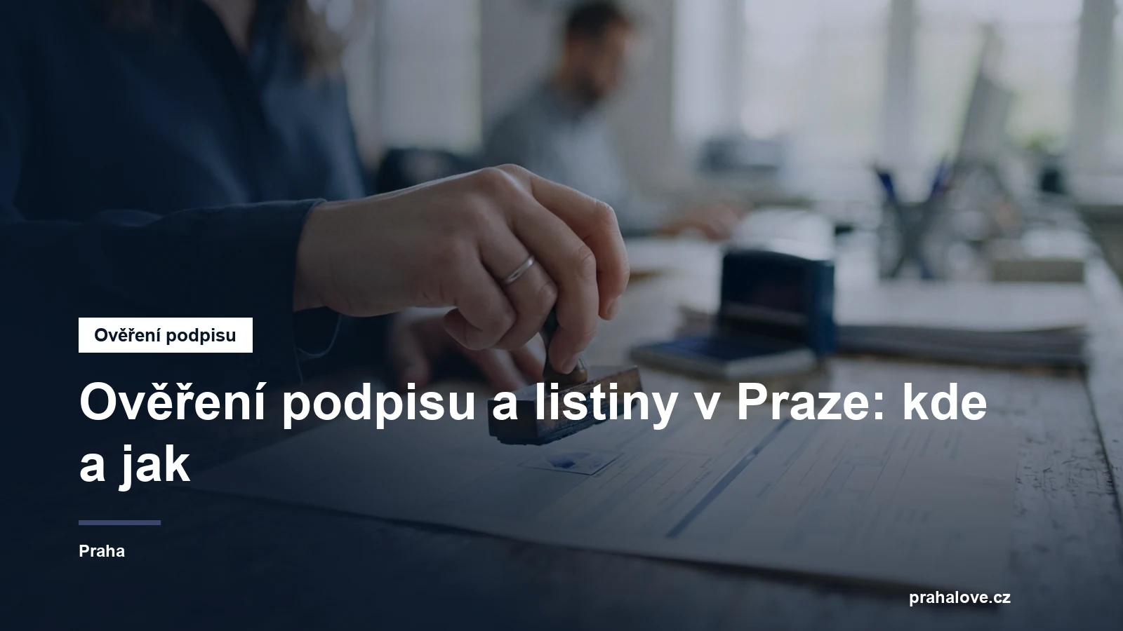Ruka s razítkem nad úřední listinou na přepážce