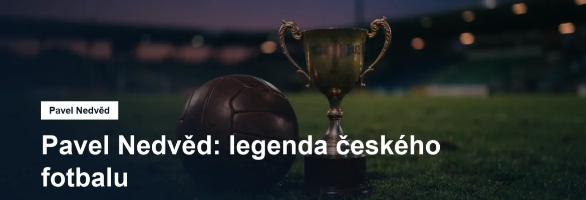 Fotbalový míč a trofej na trávníku