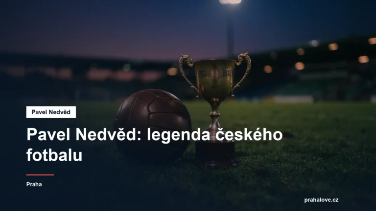 Fotbalový míč a trofej na trávníku