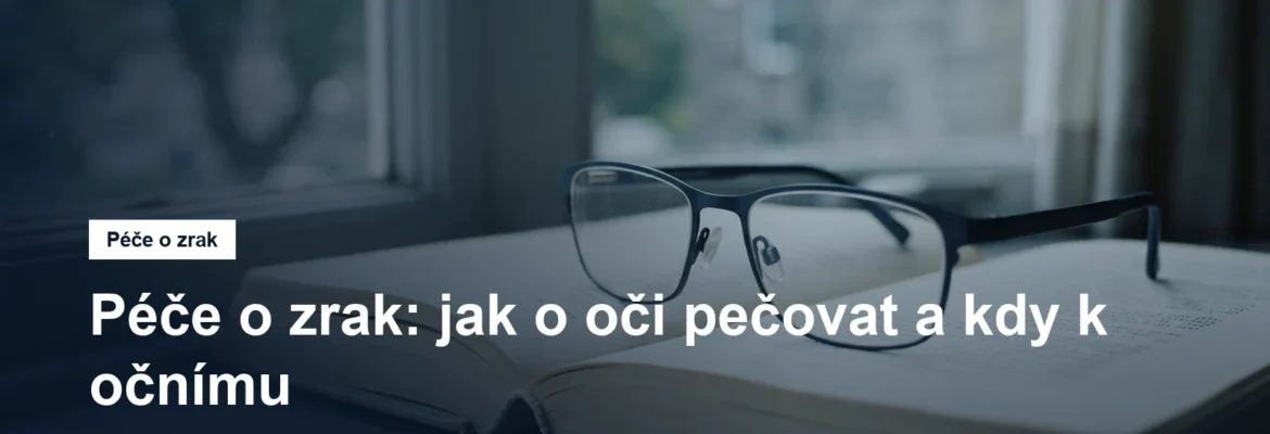 Brýle položené na knize u okna