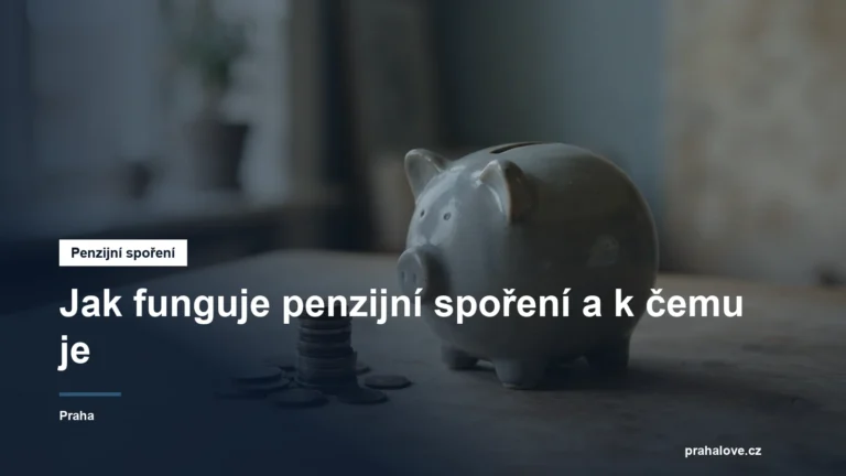 Prasátko a mince na světlém stole