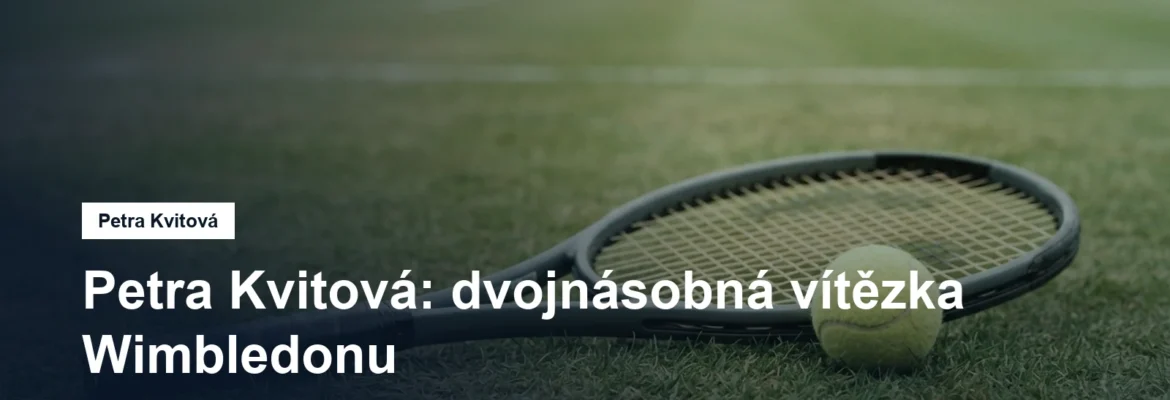 Tenisová raketa a míček na trávníkovém kurtu