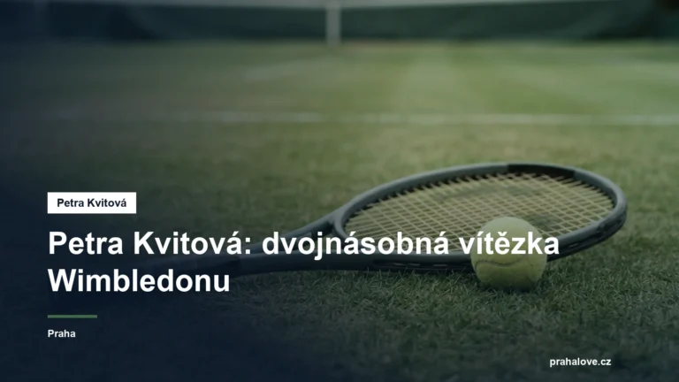 Tenisová raketa a míček na trávníkovém kurtu