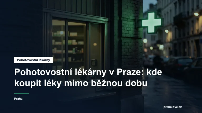 Výdejní okénko lékárny se svítícím křížem večer