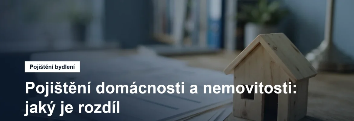 Model domu a pojistné dokumenty na stole
