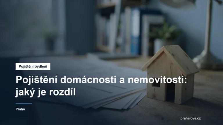 Model domu a pojistné dokumenty na stole