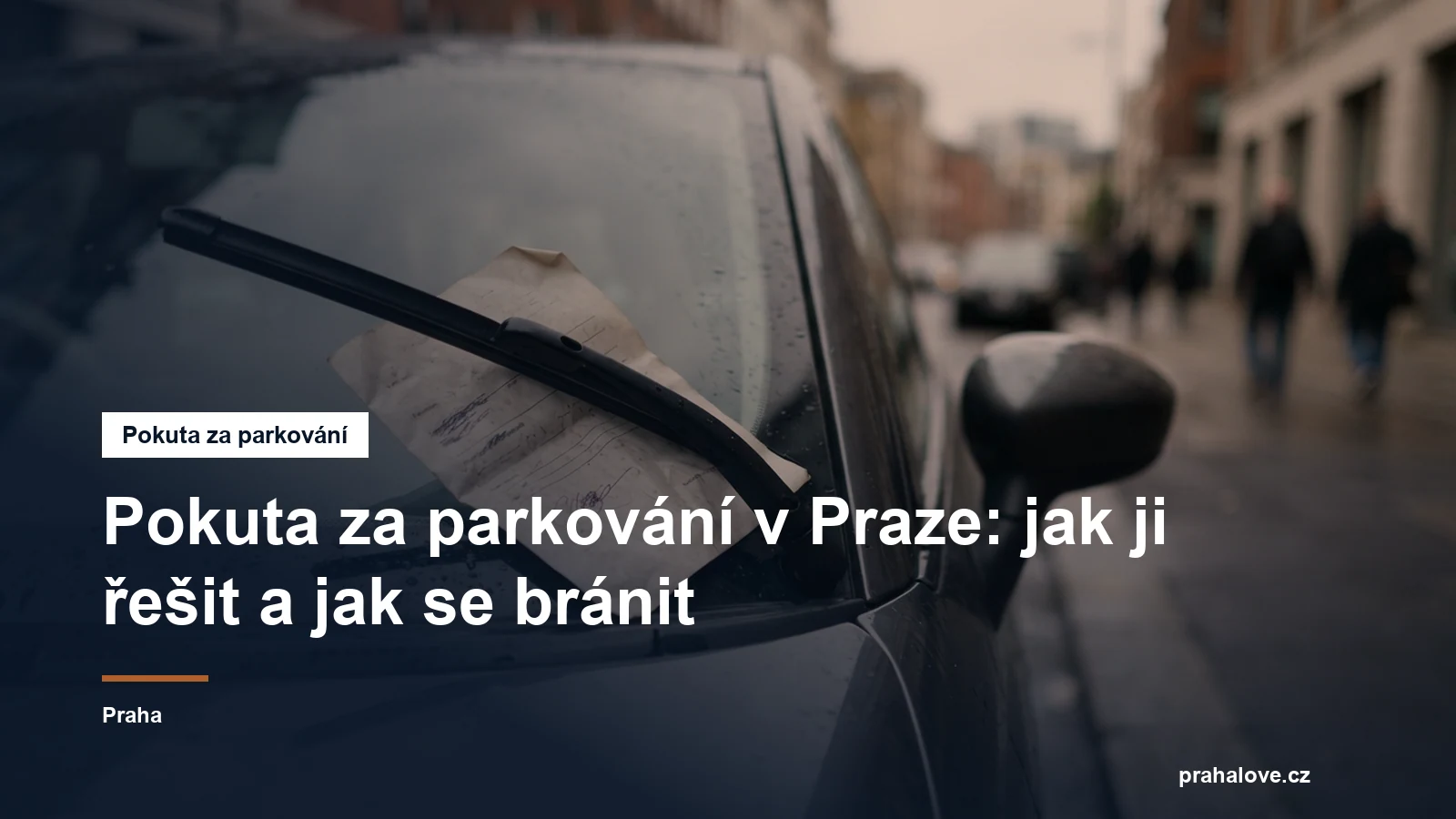 Papír za stěračem auta zaparkovaného u chodníku