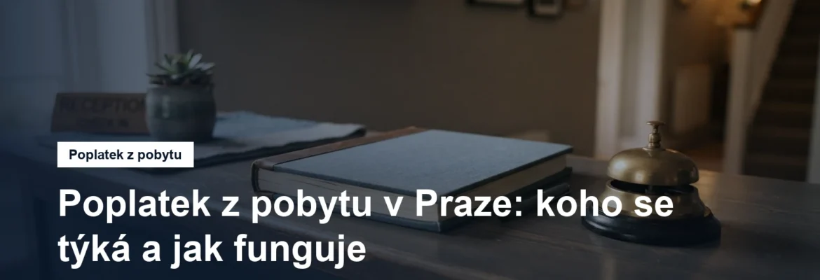 Recepční pult ubytování s knihou hostů a zvonkem