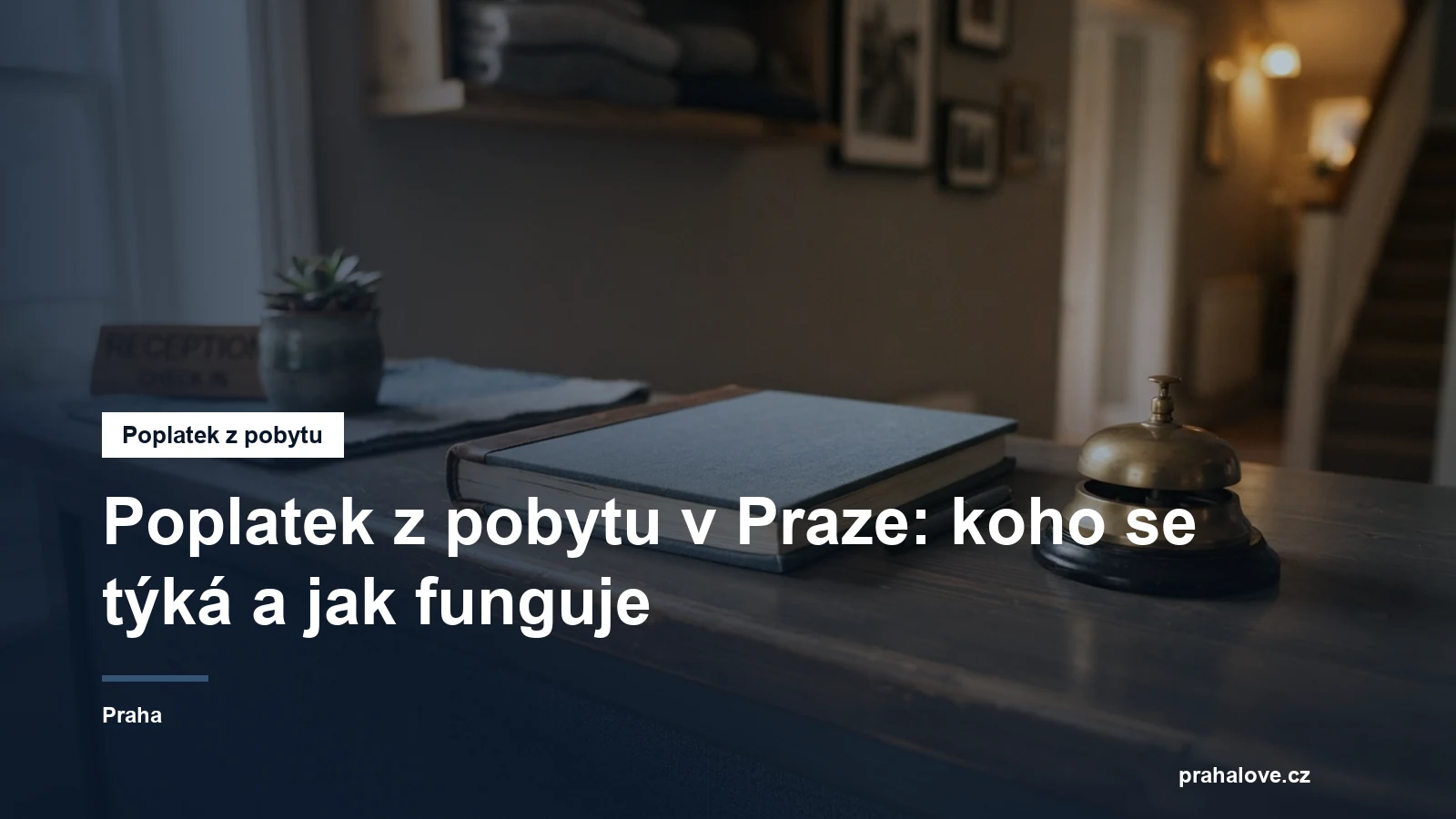 Recepční pult ubytování s knihou hostů a zvonkem