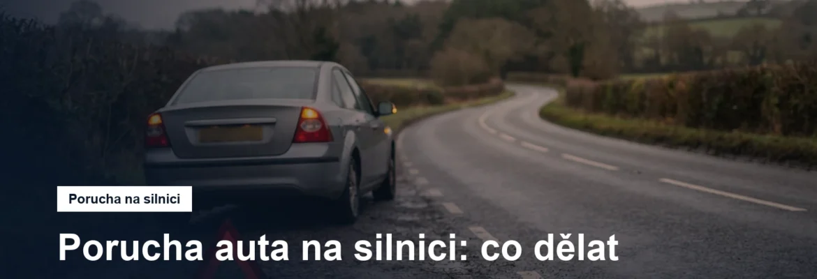 Auto s výstražnými světly odstavené na krajnici za trojúhelníkem