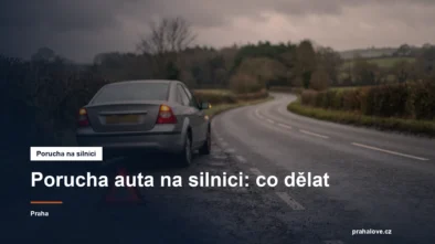 Auto s výstražnými světly odstavené na krajnici za trojúhelníkem
