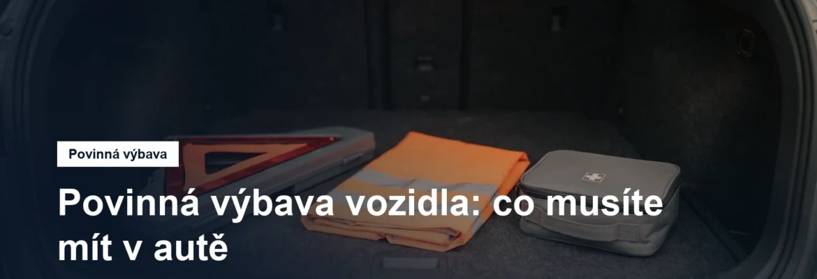 Výstražný trojúhelník, reflexní vesta a lékárnička v kufru auta