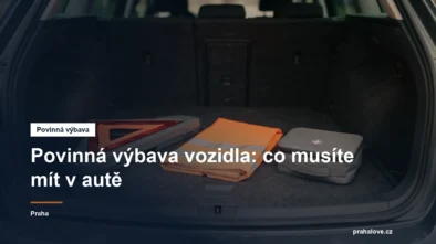 Výstražný trojúhelník, reflexní vesta a lékárnička v kufru auta