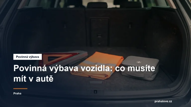 Výstražný trojúhelník, reflexní vesta a lékárnička v kufru auta