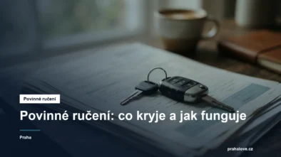 Klíčky od auta položené na pojistných dokumentech