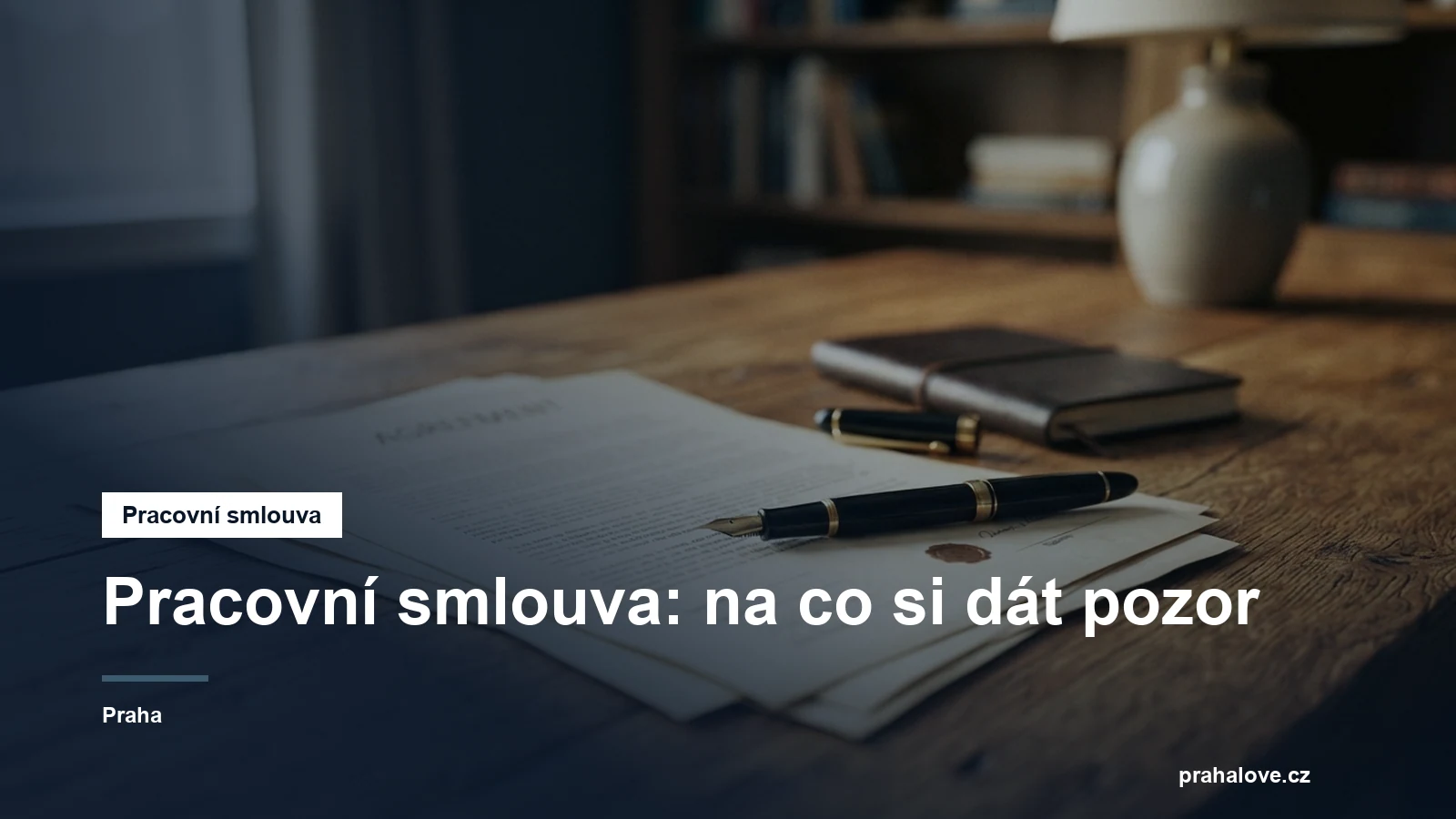 Podepisovaná listina a pero na stole