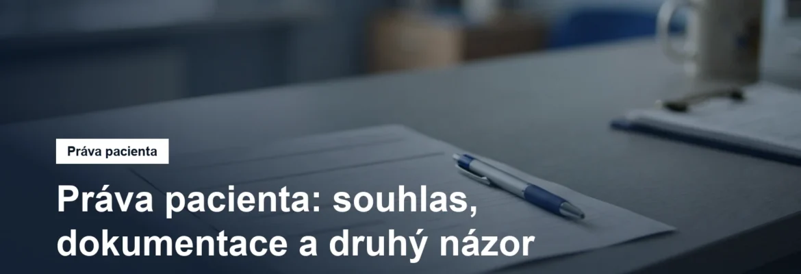 Formulář souhlasu a pero na stole ordinace