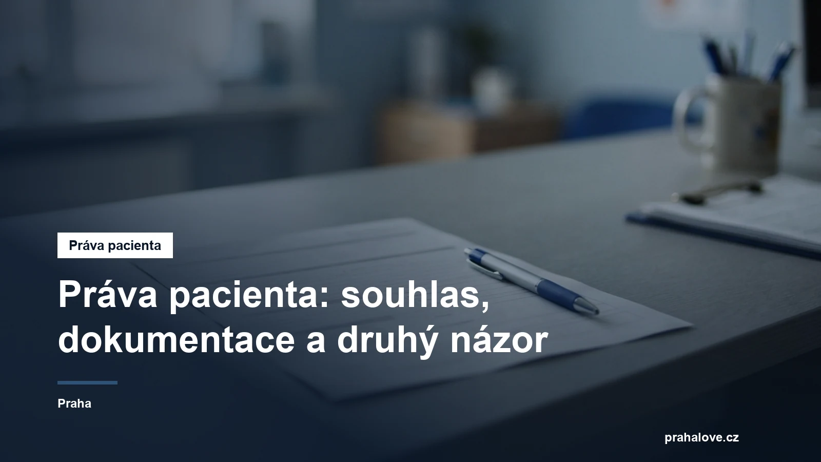Formulář souhlasu a pero na stole ordinace