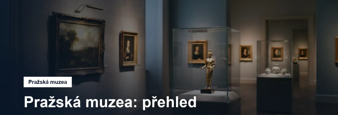 Muzejní sál s vitrínami a obrazy