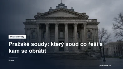 Klasicistní průčelí soudní budovy se sloupy