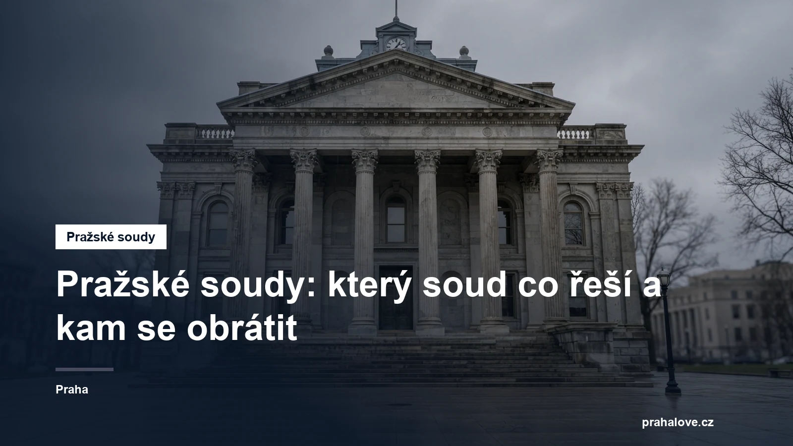Klasicistní průčelí soudní budovy se sloupy