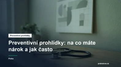 Lékařský stetoskop a kalendář na pracovním stole