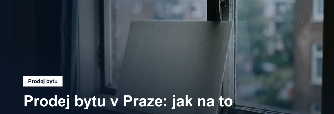 Cedule na prodej v okně bytu