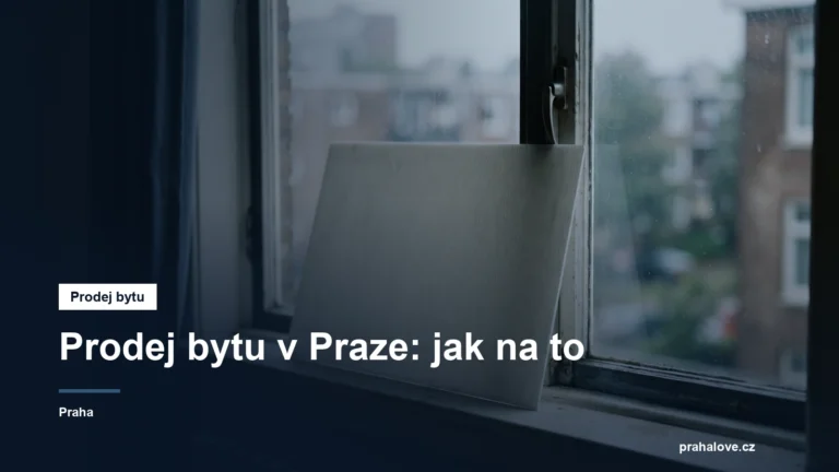 Cedule na prodej v okně bytu