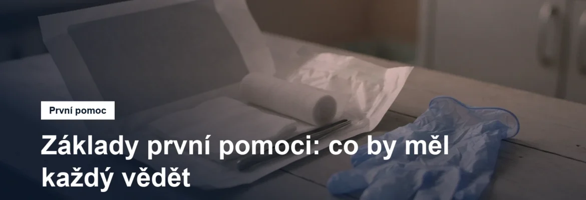 Otevřený obvazový balíček a rukavice na stole