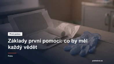 Otevřený obvazový balíček a rukavice na stole