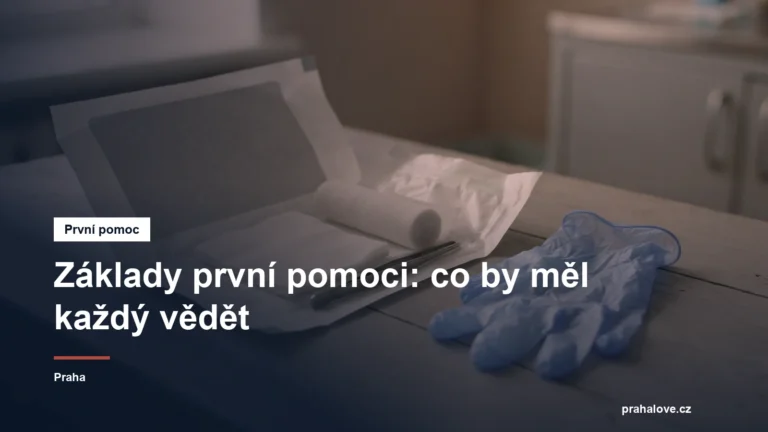 Otevřený obvazový balíček a rukavice na stole