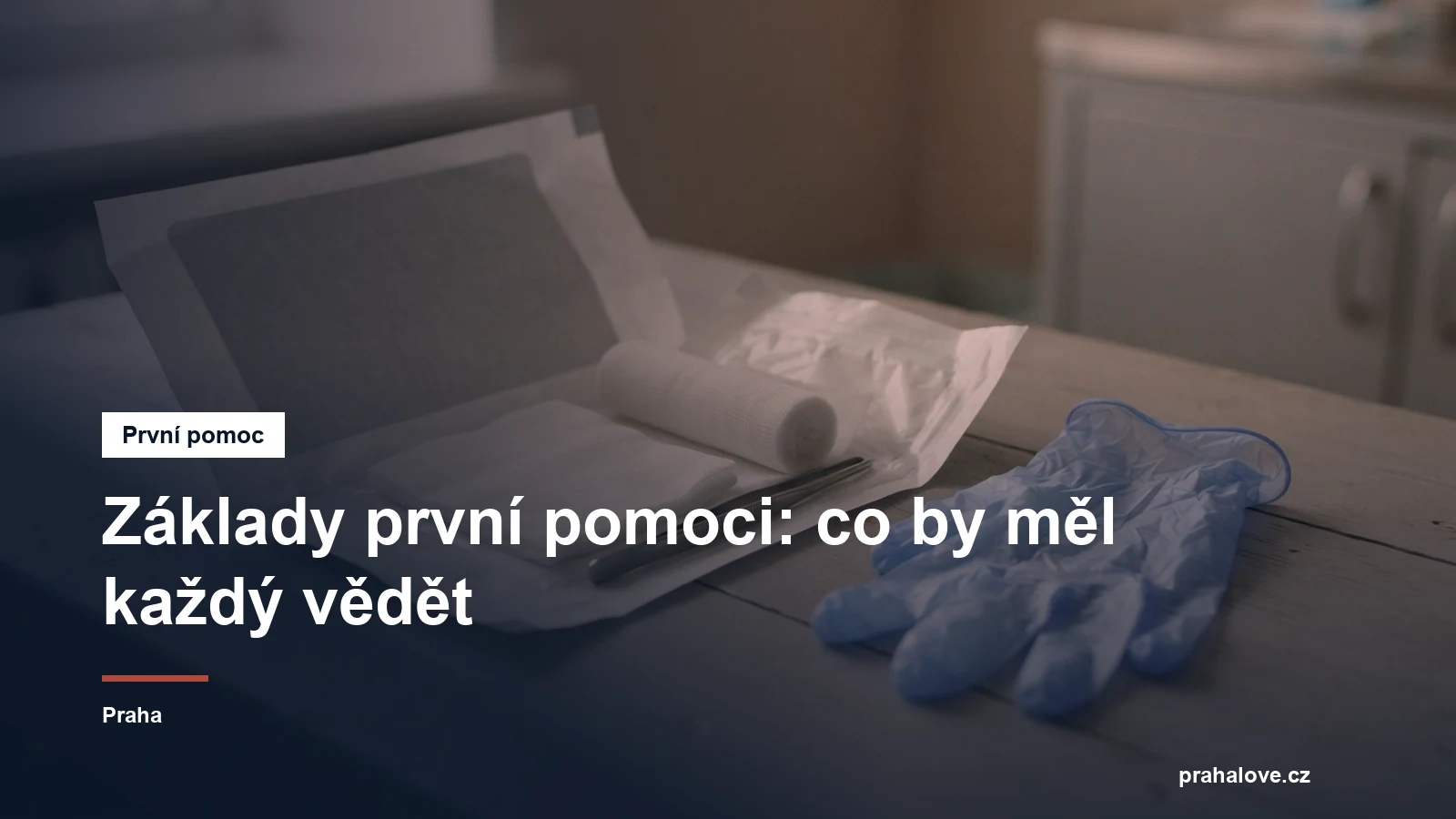 Otevřený obvazový balíček a rukavice na stole