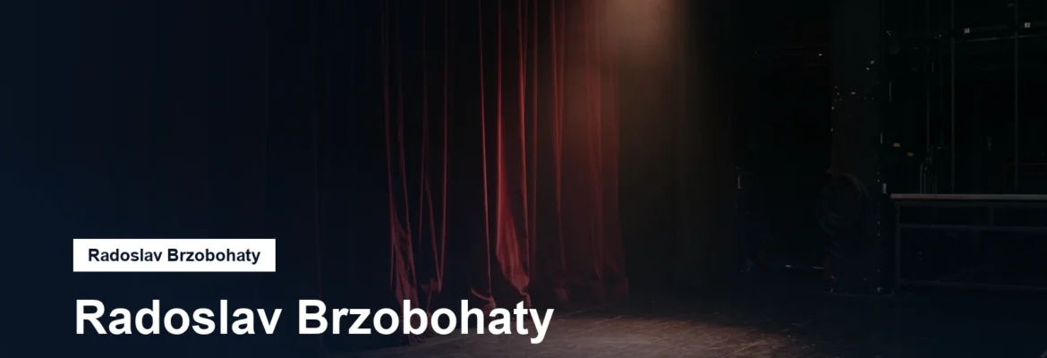 Divadelní jeviště s reflektorem a rudou oponou
