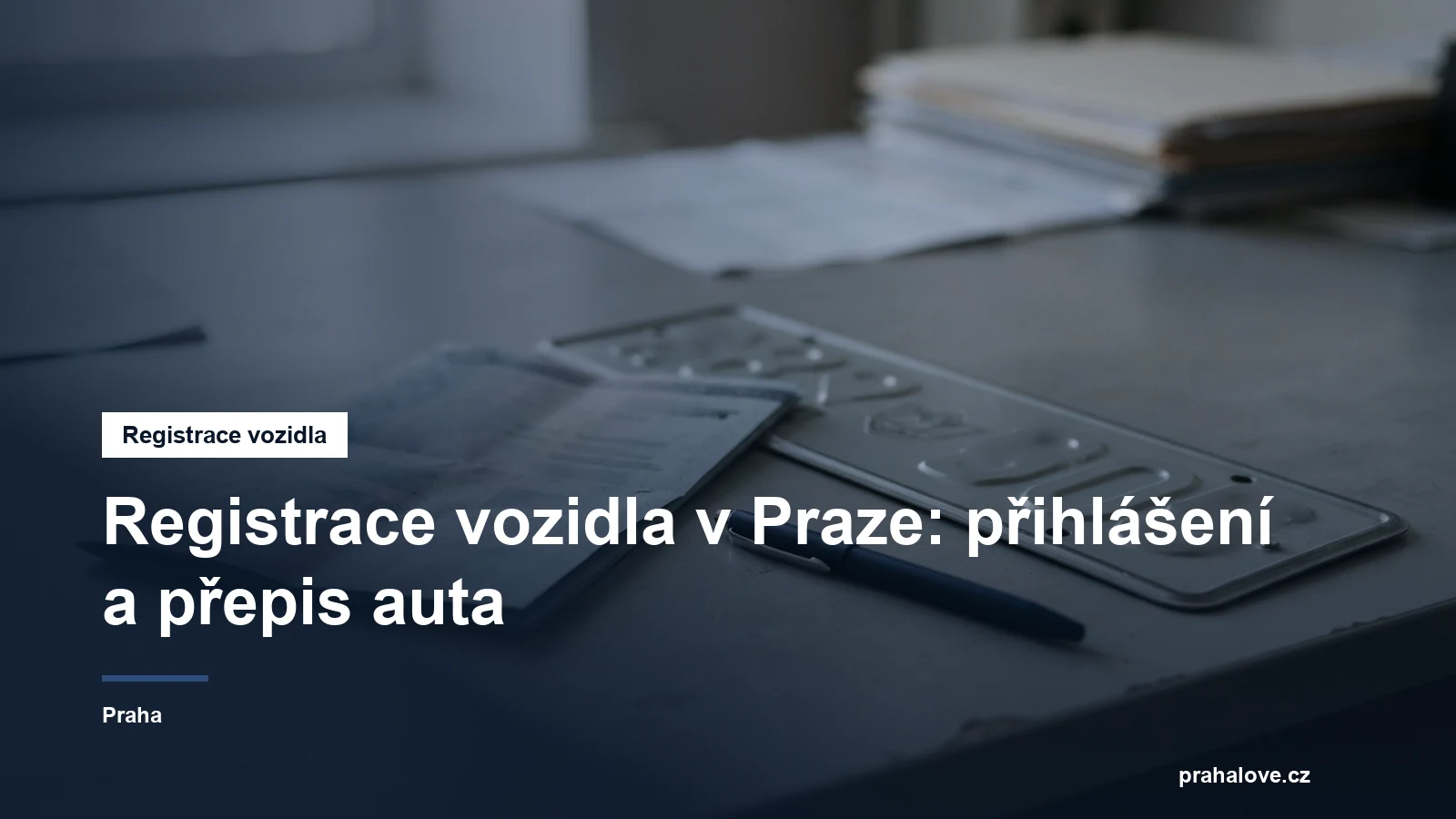 Technický průkaz a registrační značka na úředním stole