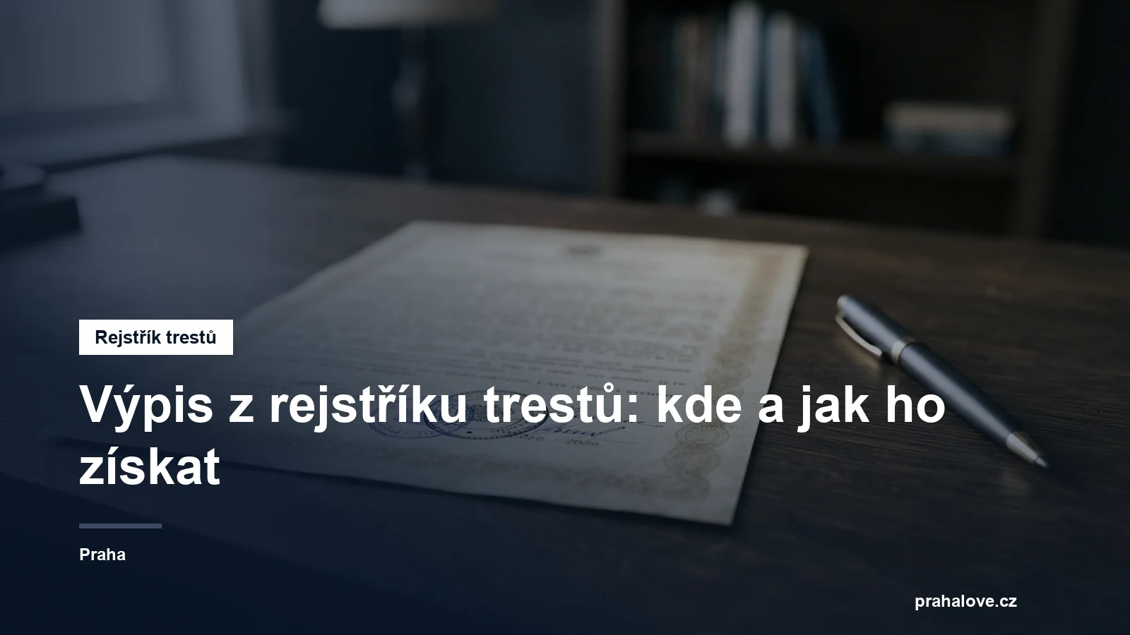 Úřední výpis s razítkem položený na desce stolu