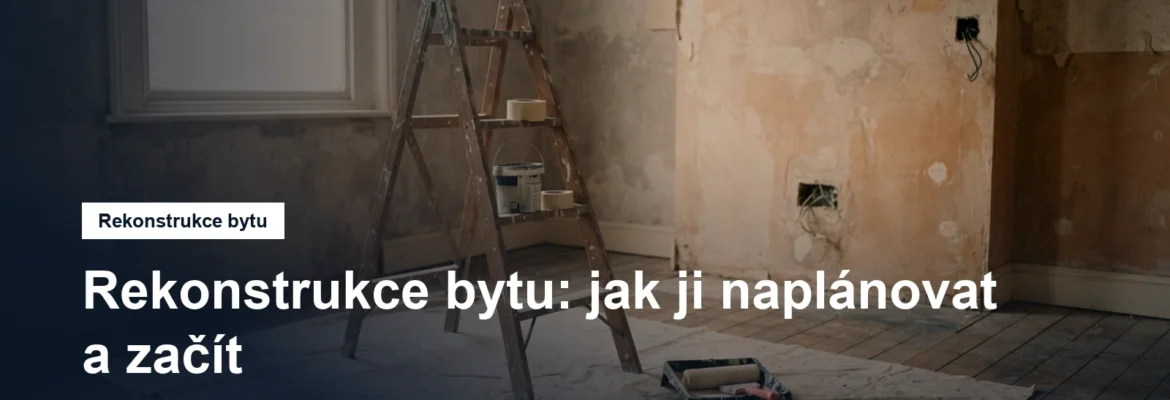 Rozdělaná místnost při rekonstrukci s nářadím a žebříkem
