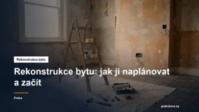 Rozdělaná místnost při rekonstrukci s nářadím a žebříkem