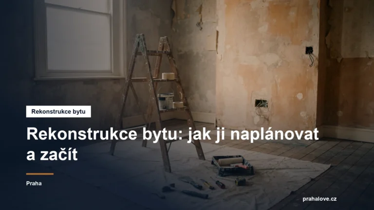 Rozdělaná místnost při rekonstrukci s nářadím a žebříkem
