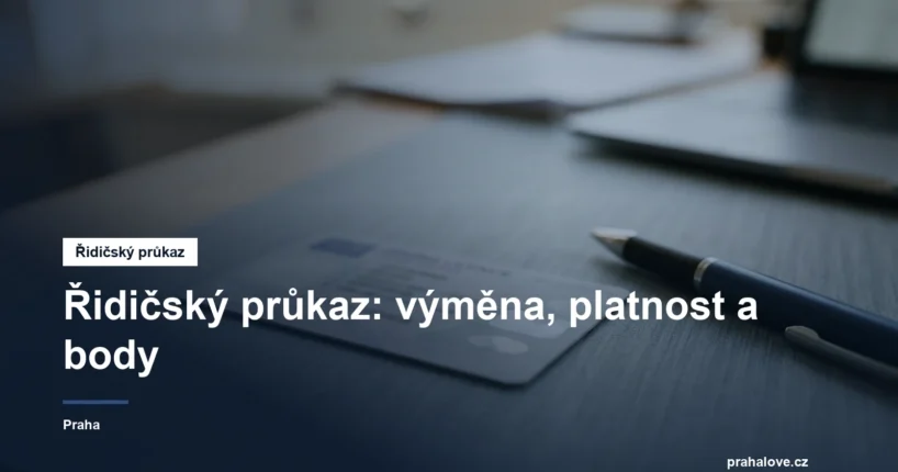 Řidičský průkaz položený na úředním stole