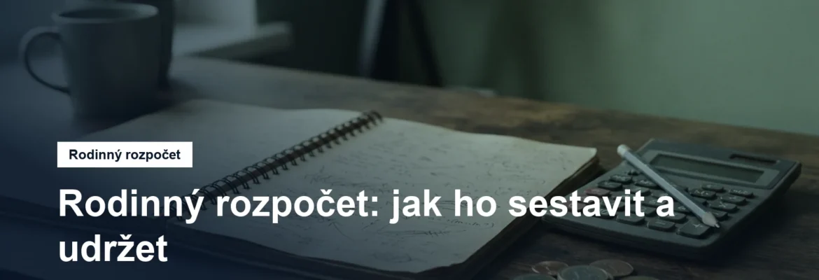Sešit s poznámkami, kalkulačka a mince na stole