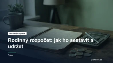 Sešit s poznámkami, kalkulačka a mince na stole
