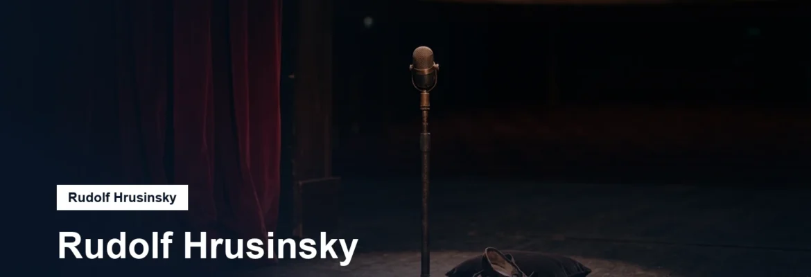Divadelní jeviště s reflektorem a rudou oponou