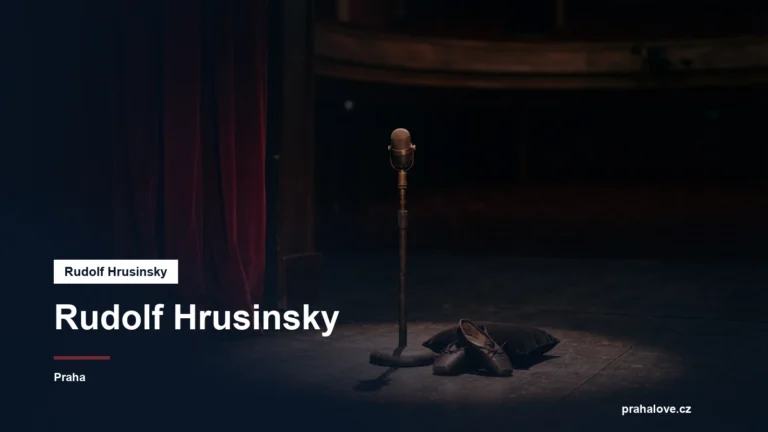 Divadelní jeviště s reflektorem a rudou oponou