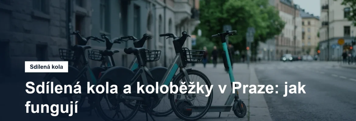 Zaparkovaná sdílená kola a koloběžka u chodníku