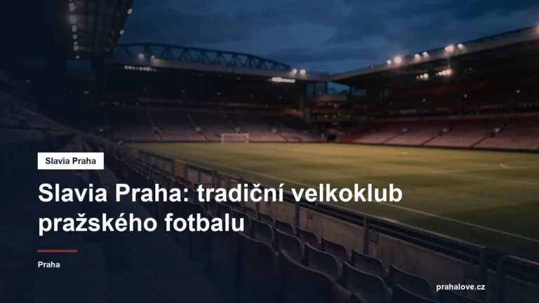 Prázdný fotbalový stadion s tribunami za soumraku