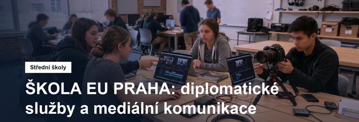 Studenti při práci na mediálním projektu ve školní učebně