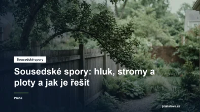 Dřevěný plot mezi dvěma zahradami se stromem