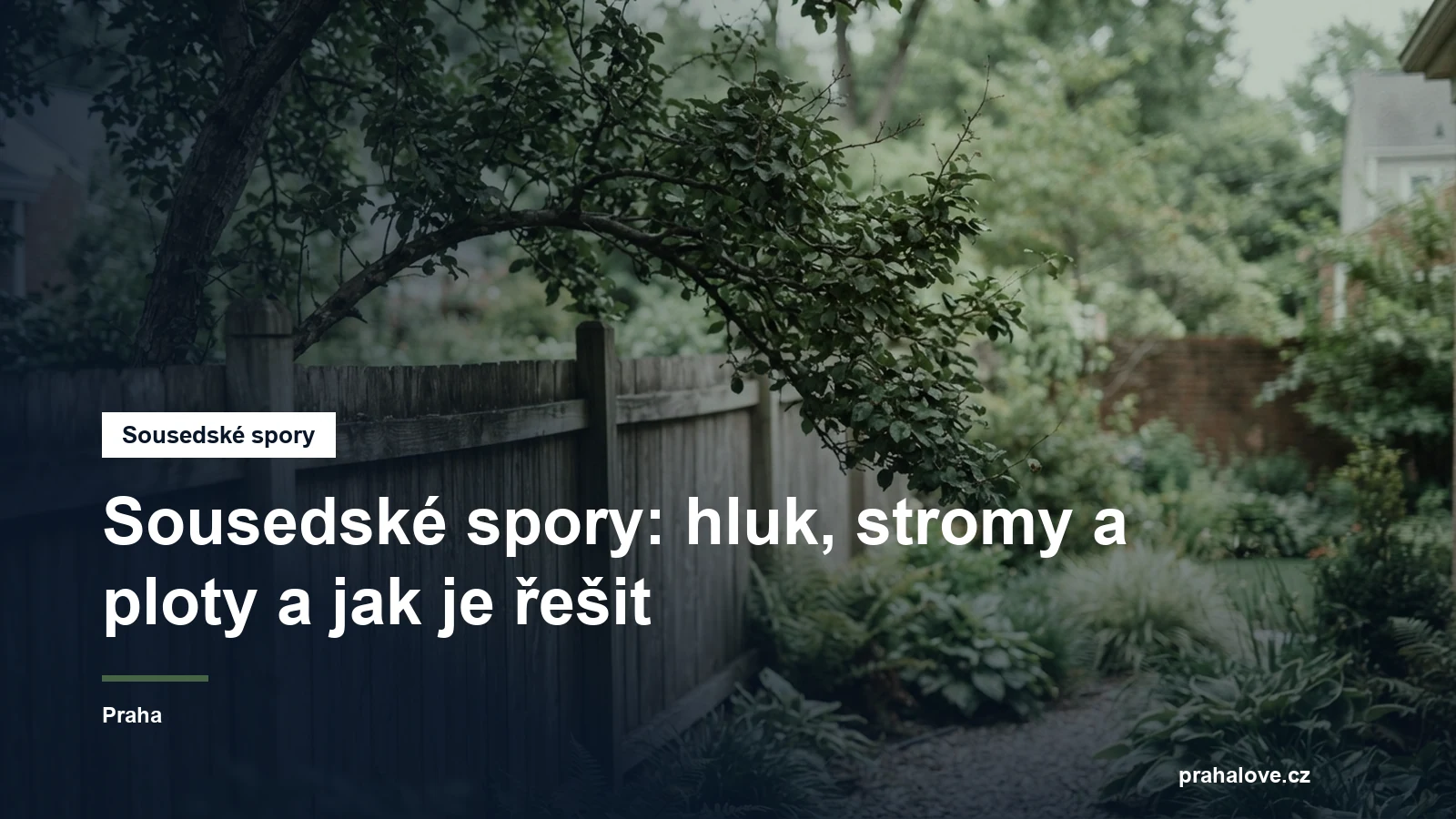 Dřevěný plot mezi dvěma zahradami se stromem