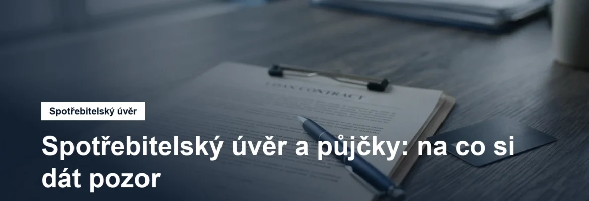 Úvěrová smlouva, pero a platební karta na stole