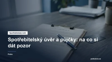 Úvěrová smlouva, pero a platební karta na stole
